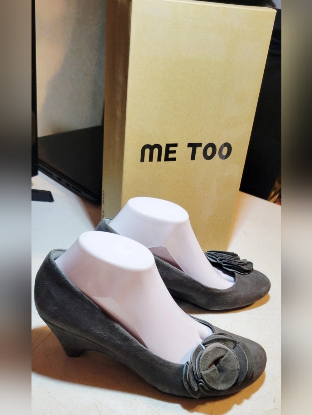 Womens Shoes Size 8.5M gray suede pumps By Me Too W/ floral embellishment | Box